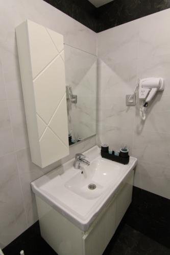 photo_5219993829132853789_y